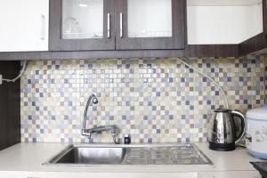 Modern Studio Room at Tamansari La Grande Apartment By Travelio