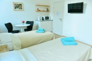 En-suite Rose on Rokova Street - 5 min Walk to the Old Town of Split