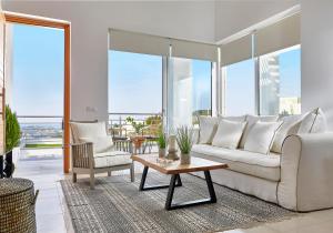 Spacious Mint Luxury Villa access to Private Beach