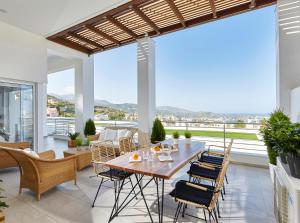 Spacious Mint Luxury Villa access to Private Beach