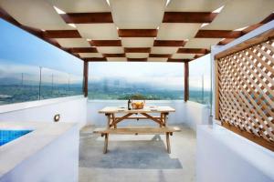 Villa Archontiki, with rooftop pool and stunning panoramic views!