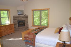 Three-Bedroom Cabin room in The Esmeralda Inn and Restaurant