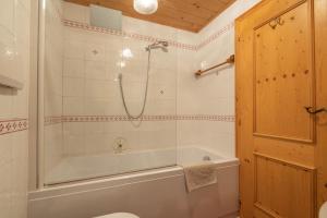 Two-Bedroom Apartment with Mountain View (4 Adults)