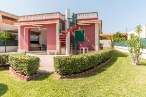 Red house near the sandy beach, parking & wi-fi