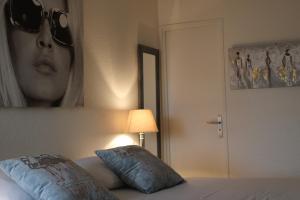 BRIGITTE Studio centre Saint Tropez parking piscine wifi vue mer
