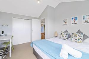 The Bird House - Kawaha Point, Rotorua. Stylish six bedroom home with space, views and relaxed atmosphere