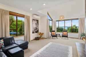 The Bird House - Kawaha Point, Rotorua. Stylish six bedroom home with space, views and relaxed atmosphere