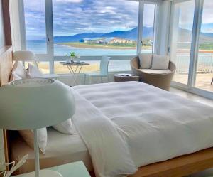 Phòng Deluxe Giường Đôi Với Ban Công và Tầm Nhìn Ra Biển (Deluxe Double Room with Balcony and Sea View)