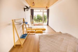 Phòng Gia đình Nhìn ra Vườn (Family Room with Garden View)