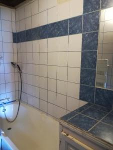 Sejours chez l'habitant La campagne vallee de Chevreuse a 35 KM de Paris : Chambre Triple avec Salle de Bains Privative