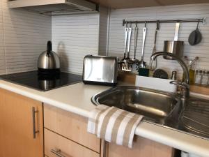 Cozy and Stylish Studio Apt just 800m from the beach - New on Booking!