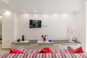 Purple Flower Suite Apartment img10