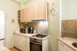 A Modern Antique Central 3 Bedroom Simple Apartment near to Acropolis