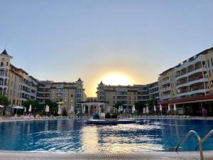 Royal Sun - Sunny Cove Apartment