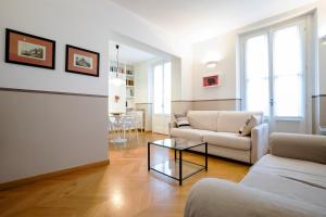 Two-Bedroom Apartment - Via Cesare Correnti 21 room in Milan Retreats Duomo