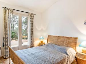 Villas Lavish Villa in Bagnols en For t with Swimming Pool : photos des chambres