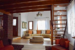 Sunshine house for 9, cozy set up,verandas, sea view. Santorini Greece