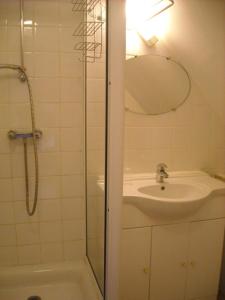 B&B / Chambres d'hotes Chambres d'hotes ''La Grand' Maison'' : Chambre Double avec Douche (2 Adultes + 1 Enfant) 