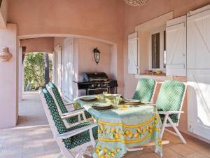 Villas Lavish Villa in Bagnols en For t with Swimming Pool : photos des chambres