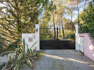 Villas Lavish Villa in Bagnols en For t with Swimming Pool : photos des chambres