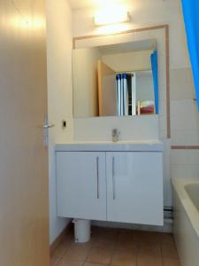 Appartements SUTUDIO 1ERE LIGNE MER, PKG, PISCINE,TENNIS, PLAGE : photos des chambres