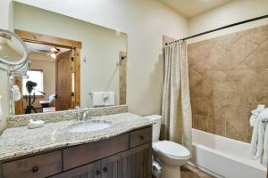 Apartment room in PR 20 - Luxury home with shared pool hot tub 4 bedroom