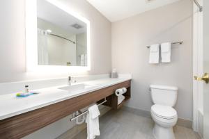 Executive King Room with Sofa Bed room in Holiday Inn Express Hotel & Suites Lagrange I-85 an IHG Hotel