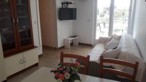 Apartments by the sea Bol, Brac - 13413