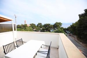 Apartments by the sea Bol, Brac - 13413