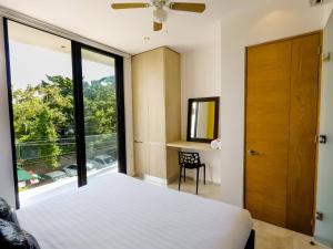 Lovely 1 Br apartment, 3 Blocks To Mamitas, Roof Pool Views, Bbq