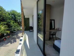 Lovely 1 Br apartment, 3 Blocks To Mamitas, Roof Pool Views, Bbq