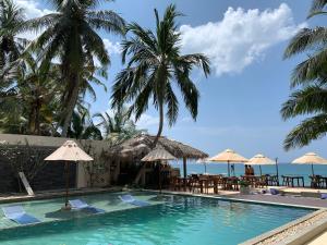Sapphire Seas Beachfront Hotel