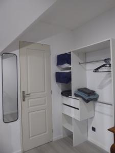 Sejours chez l'habitant Chambre triple spacieuse pour 3 Adultes avec terrasse privee - Proche Disneyland Paris : photos des chambres