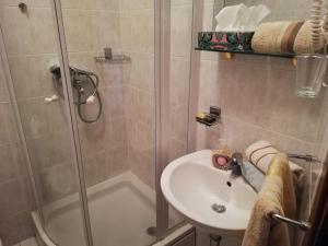 Happy Brothers - Center of Split