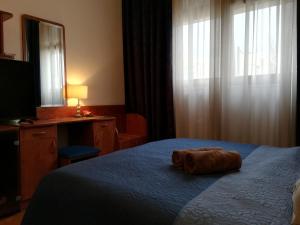 Happy Brothers - Center of Split