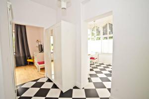 White Marina Apartment