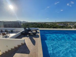 Beach Bliss Retreat, Renovated Condo with Rooftop Pool, Grill, and Game Night Vibes!