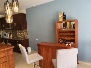 Beach Bliss Retreat, Renovated Condo with Rooftop Pool, Grill, and Game Night Vibes!