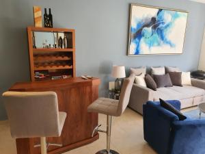 Beach Bliss Retreat, Renovated Condo with Rooftop Pool, Grill, and Game Night Vibes!