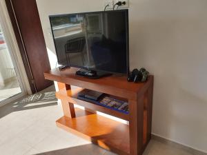 Beach Bliss Retreat, Renovated Condo with Rooftop Pool, Grill, and Game Night Vibes!