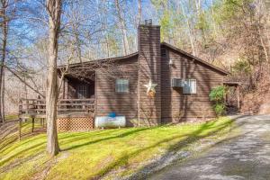 Bear Den, Hot Tub, Cozy Cabin Retreat in the Smokies Comfort & Fun for All