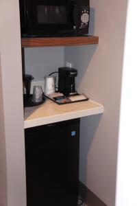 King Room with Mobility/Hearing Impaired Access - Non-Smoking room in La Quinta Inn & Suites by Wyndham Oxford