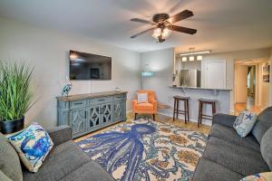 Corpus Christi Condo with Pool Access, Walk to Beach