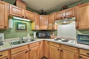 Guntersville Lake Home w Deck & Covered Boat Slip