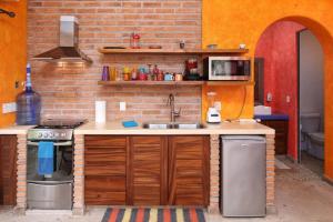 Villa Kiwi. Huge Pool, Steps To Town n Beach. 6 plus BRM 7.5 BTH 3 KCN