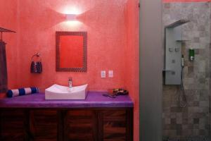 Villa Kiwi. Huge Pool, Steps To Town n Beach. 6 plus BRM 7.5 BTH 3 KCN