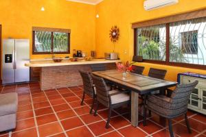 Villa Kiwi. Huge Pool, Steps To Town n Beach. 6 plus BRM 7.5 BTH 3 KCN