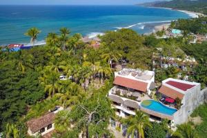 Villa Kiwi. Huge Pool, Steps To Town n Beach. 6 plus BRM 7.5 BTH 3 KCN