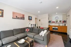 Acacia Bay Retreat - Acacia Bay Holiday Home - Kinloch