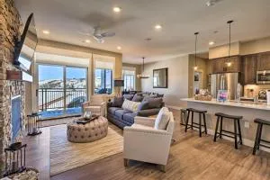 Condo with View - 1 Block to Main St - 4 Mi to Ski! - 冬季公园